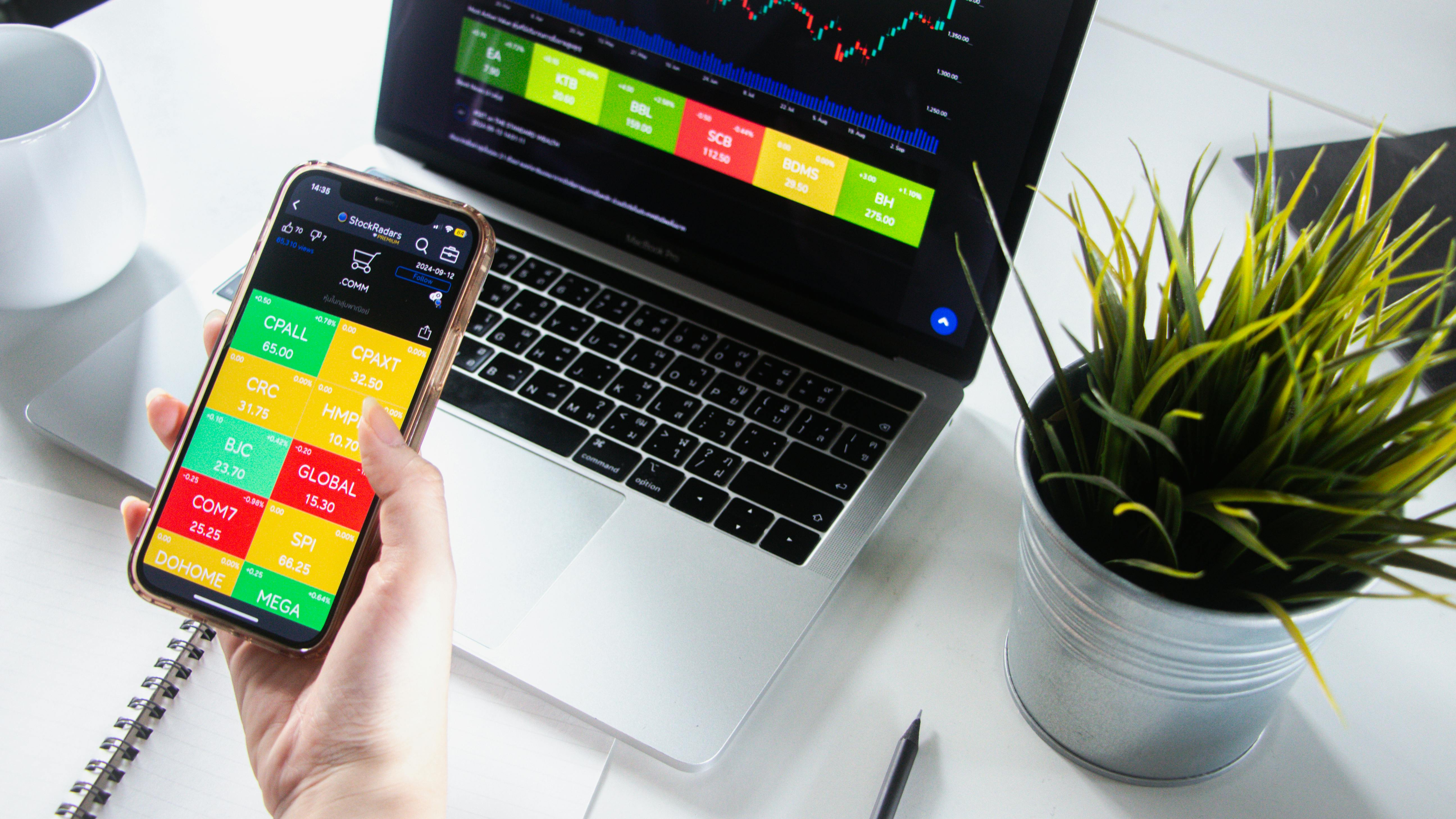Cliente comprando criptomonedas desde laptop