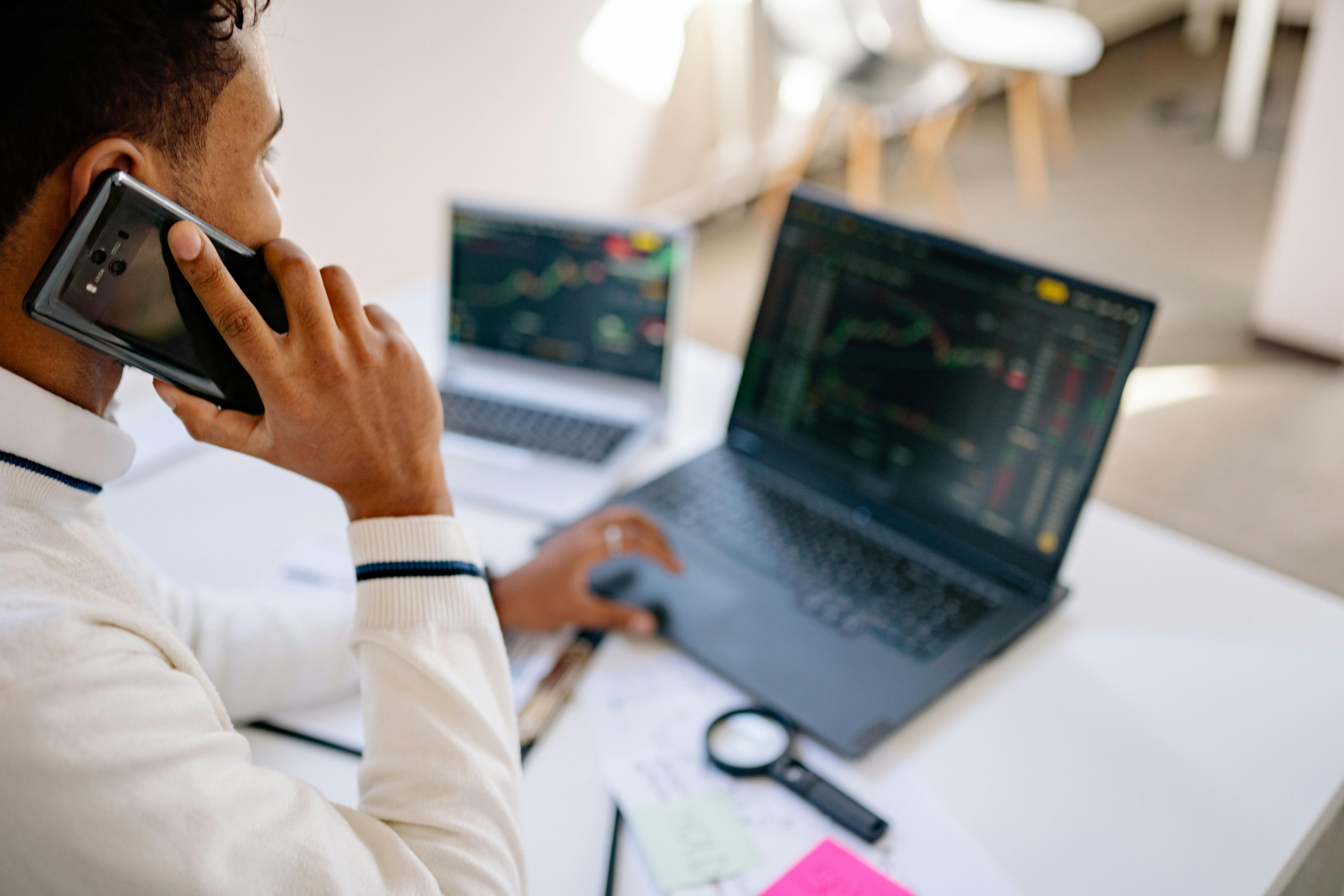 Persona utilizando plataforma crypto en el móvil