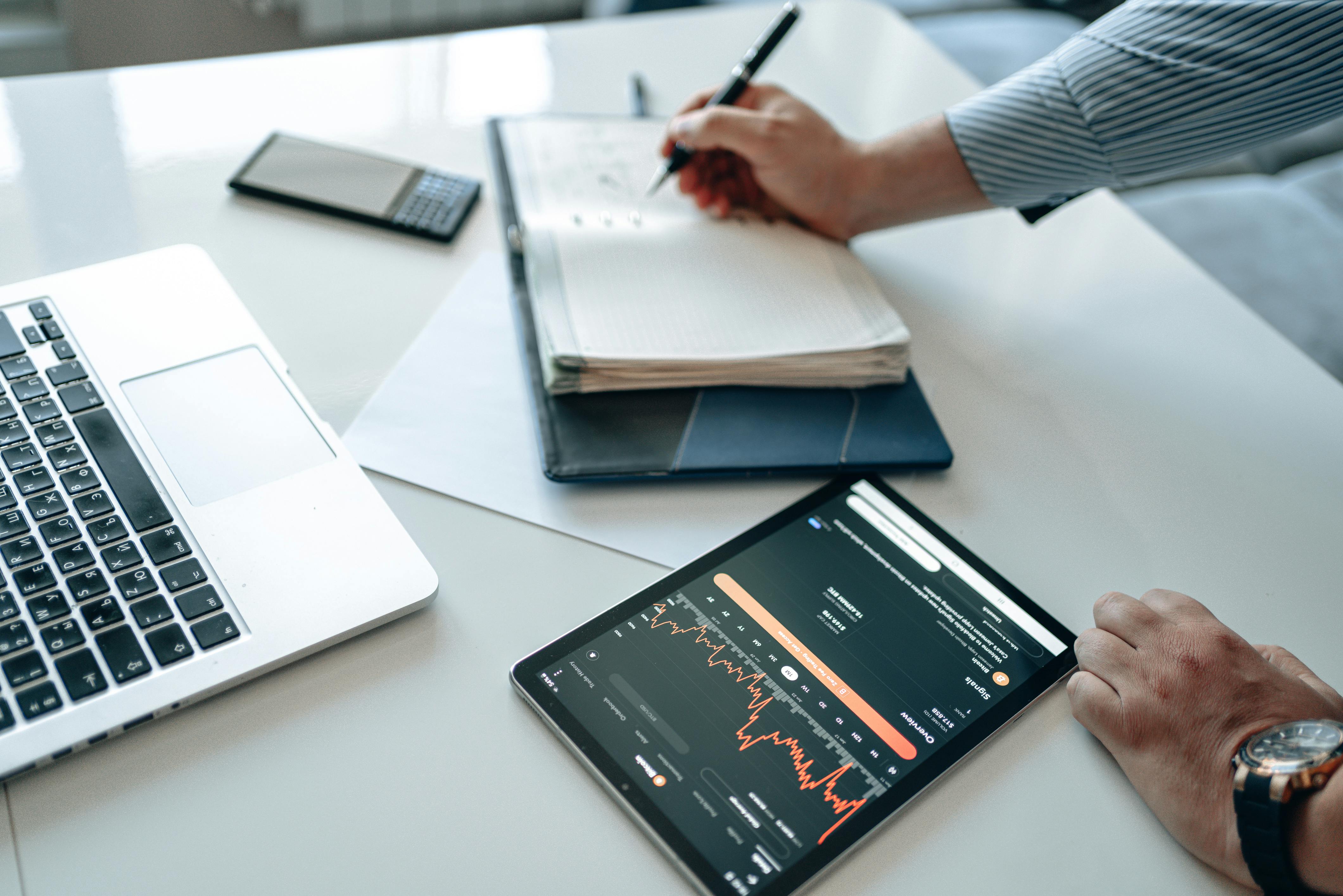 Cliente revisando dashboard crypto